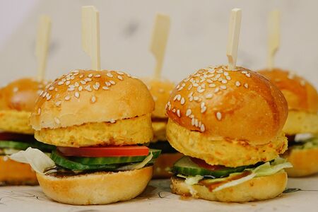 Мини-бургер с нутовой котлетой