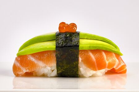 Нигири суши Лосось с авокадо и икрой лосося
