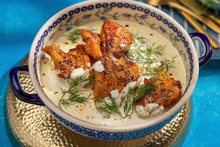 Жареный цыпленок в сливочно-пряном соусе