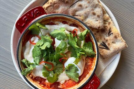 Шакшука из печи с греческой лепешкой