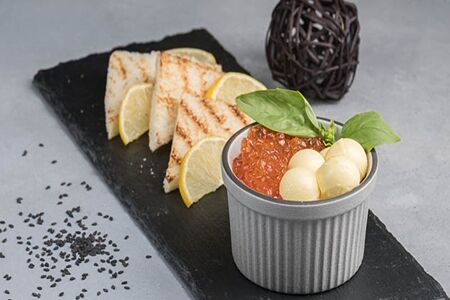 Икра лососевая с тостами и сливочным маслом