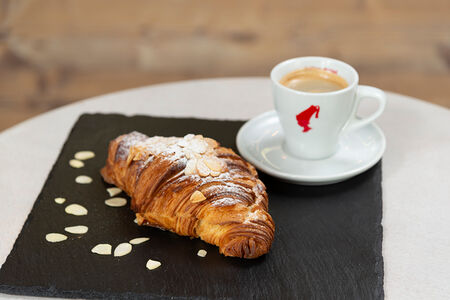 02. Круассан Миндальный