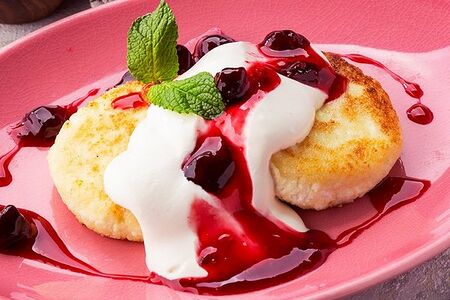 Сырники со сметаной и вареньем