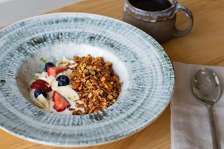 Гранола с ягодами и греческим йогуртом