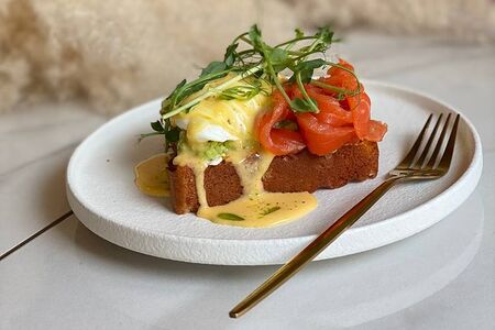 Бенедикт с лососем, авокадо и голландским соусом