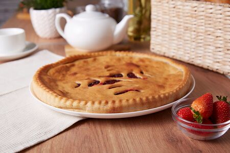 Осетинский пирог с клубникой