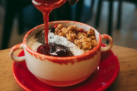 Овсяная каша с гранолой и чиа