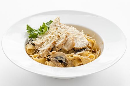 Феттучини с курицей и грибами