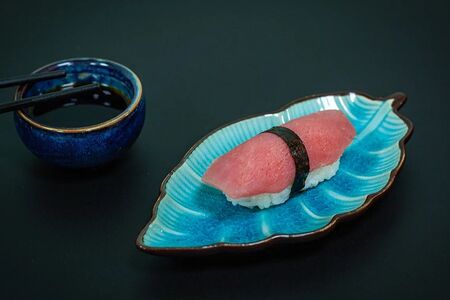 Суши с тунцом