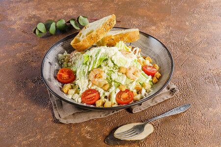 Салат Цезарь с креветками