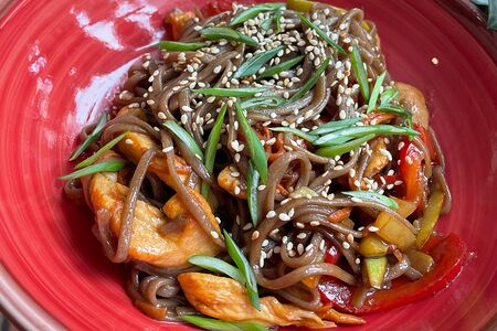 Wok с курицей и овощами