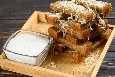 Гренки с чесночным соусом
