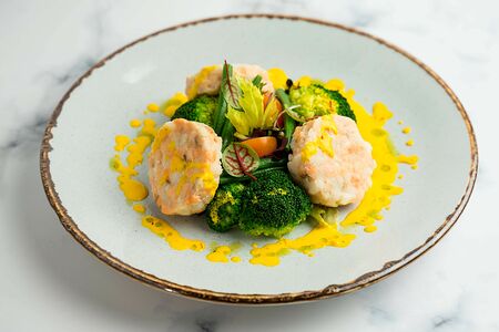 Рыбные котлеты на пару с брокколи