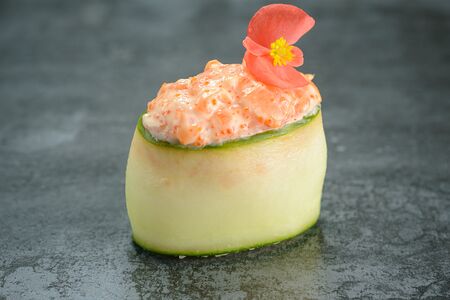 23. Фреш гункан с лососем