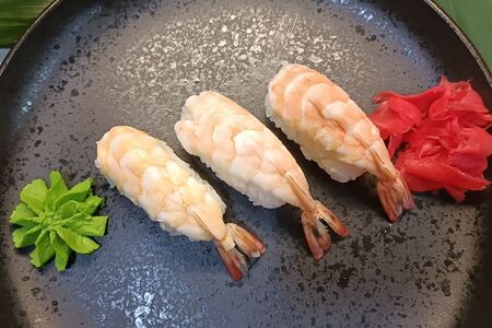 Суши с креветкой