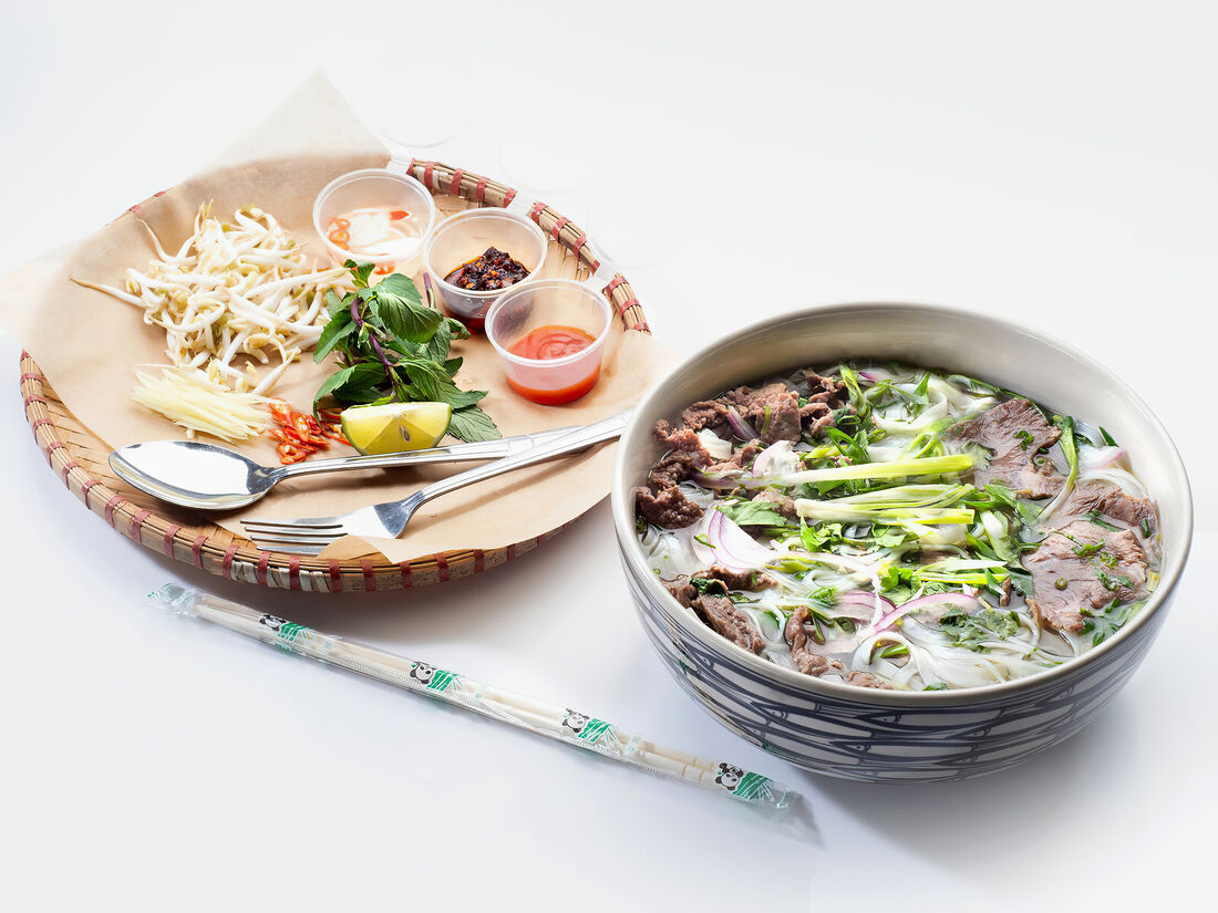 Суп фо бо с рисовой лапшой. Mr pho ростов на дону. Лапша и утка фобо. Лапша и утка фобо. Рисовая лапша суп "pho bo.