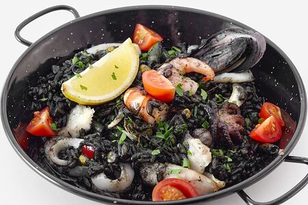 Паэлья с чернилами каракатицы