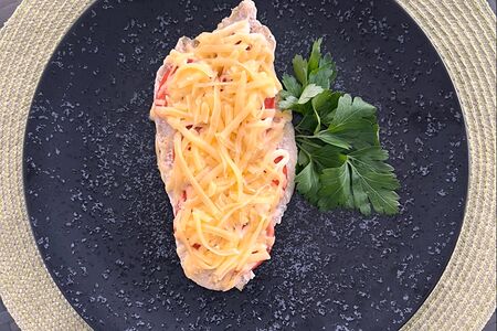 Куриная отбивная с помидором и сыром