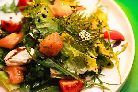 Салат со слабосоленым лососем и авокадо 