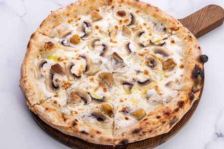 Пицца с грибами и трюфельным маслом