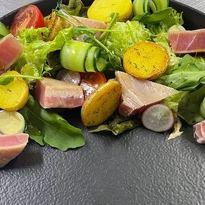 Салат Нисуаз с опалённым тунцом