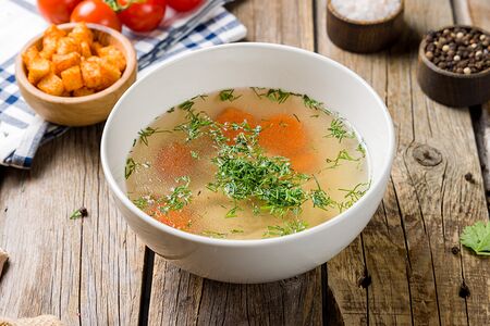 Куриный бульон с гренками