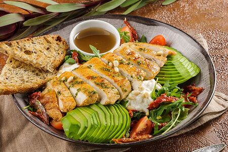 Салат с куриным филе на гриле и соусом песто