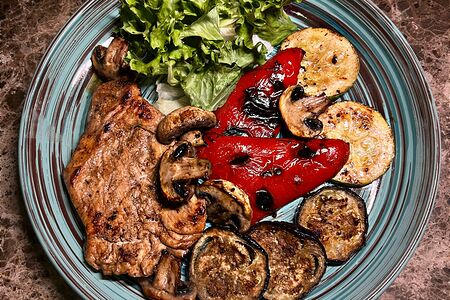 Стейк из индейки с овощами гриль