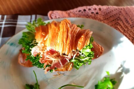 Летний завтрак со скрэмблом и креветками 