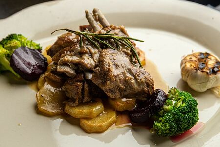 Ягненок запеченный по-деревенски