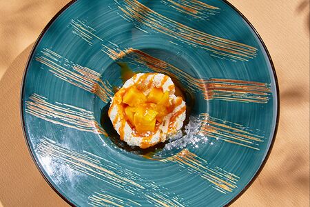 Творог с манго и карамельным соусом