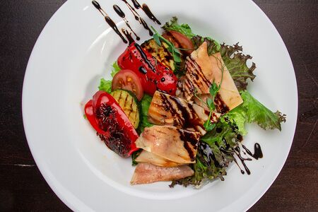 Салат с кальмаром и овощами гриль