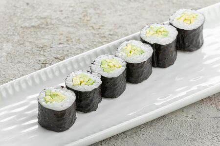 Ролл с авокадо