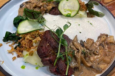 Медальоны из говядины с картофельным пюре и перечным соусом