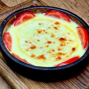 Жареный сулугуни с помидорами