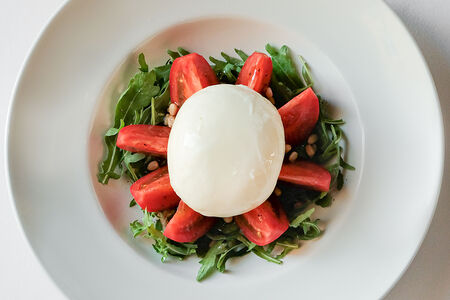 Буррата с томатами