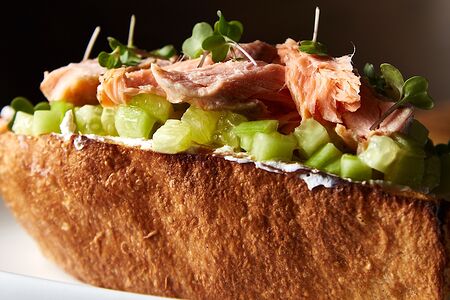 Брускетта с копчёным лососем