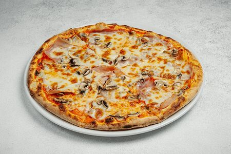 Пицца с ветчиной и грибами