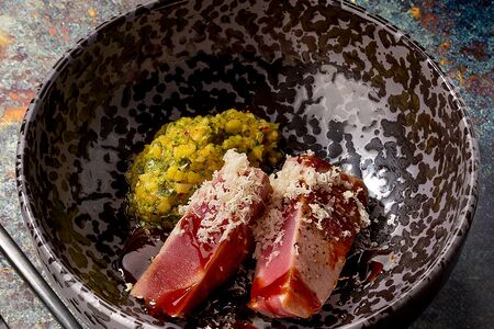 Тунец с толчёным пряным ананасом и корнем из хрена