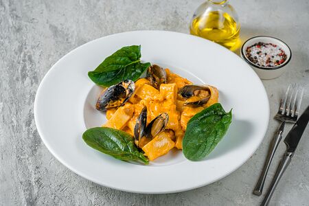 Каламарата со шпинатом, лососем и мидиями