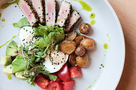 Боул с тунцом, авокадо и томатами