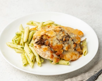 Куриная грудка с грибами и пенне