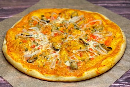 Пицца с кальмаром и мидиями