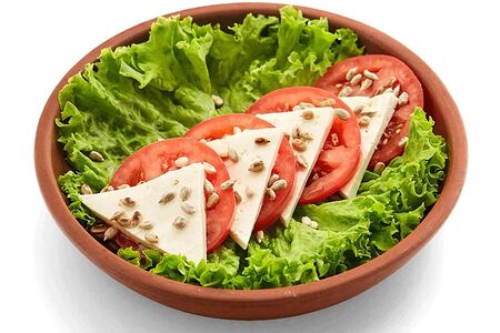 Салат с помидорами и домашней брынзой