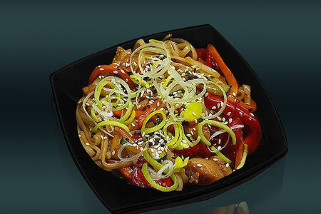 Wok с курицей и соусом