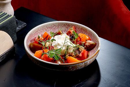 Салат из печеного баклажана с томатами и страчателой