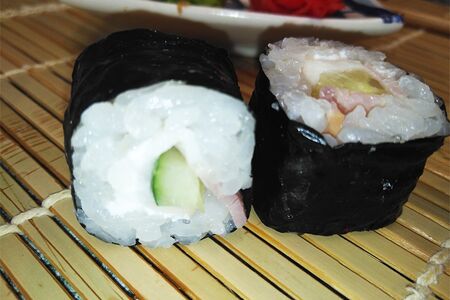 Классический ролл бекон-сыр-огурец