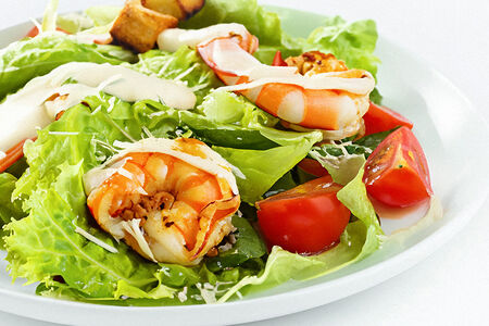 Салат Цезарь с креветками