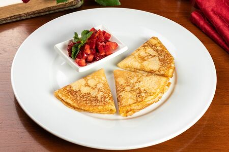 Блины с клубникой