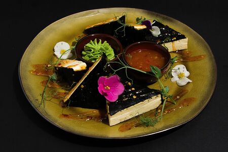 Жареный тофу в водорослях